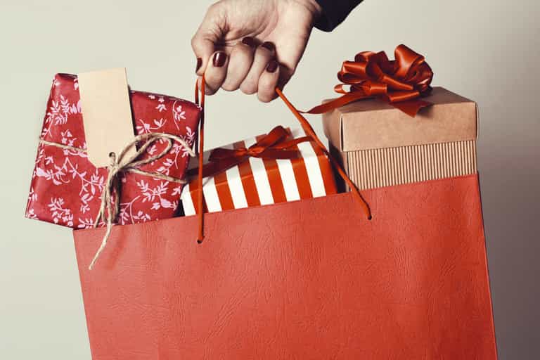 Men spend almost 40% more than women on Christmas gifts for their other half Men spend almost 40% more than women on Christmas gifts for their other half